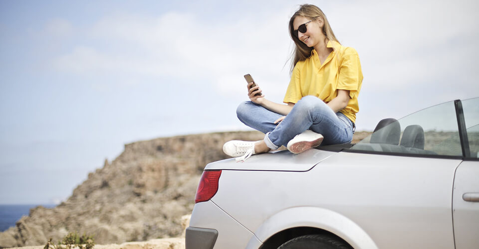 Tudo.lk customer using a mobile phone