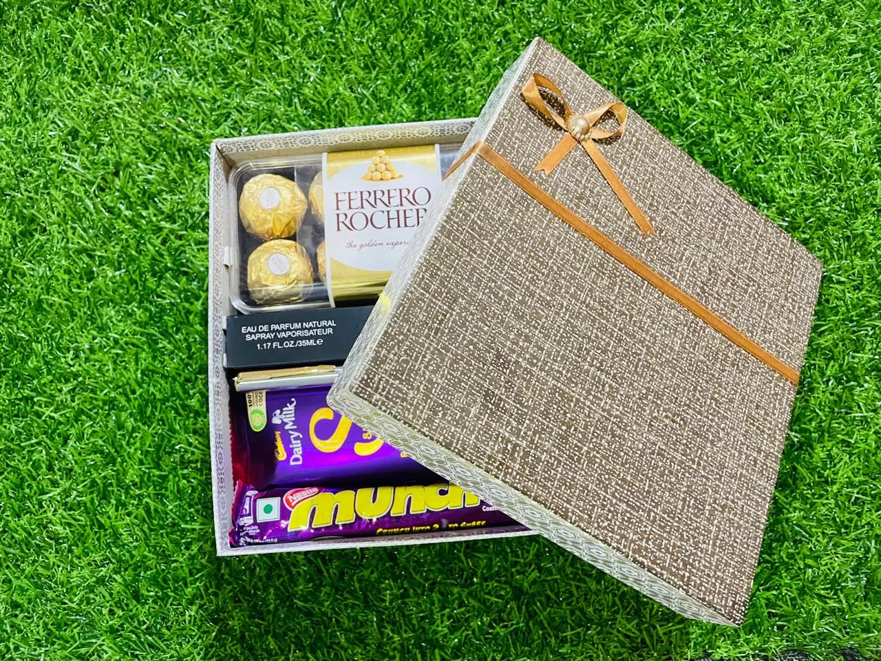 Ferror Rocher Chocolate Gift Hamper 16pcs Kinder - image 2