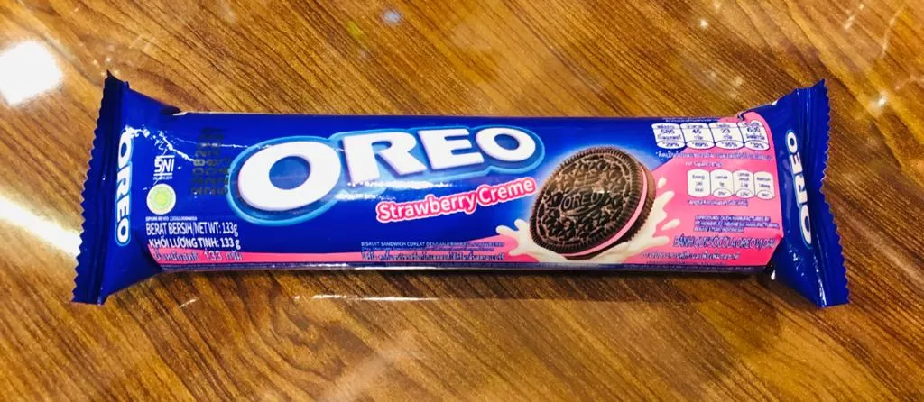 OREO Biscuit Strawberry Cream 133g - image 2