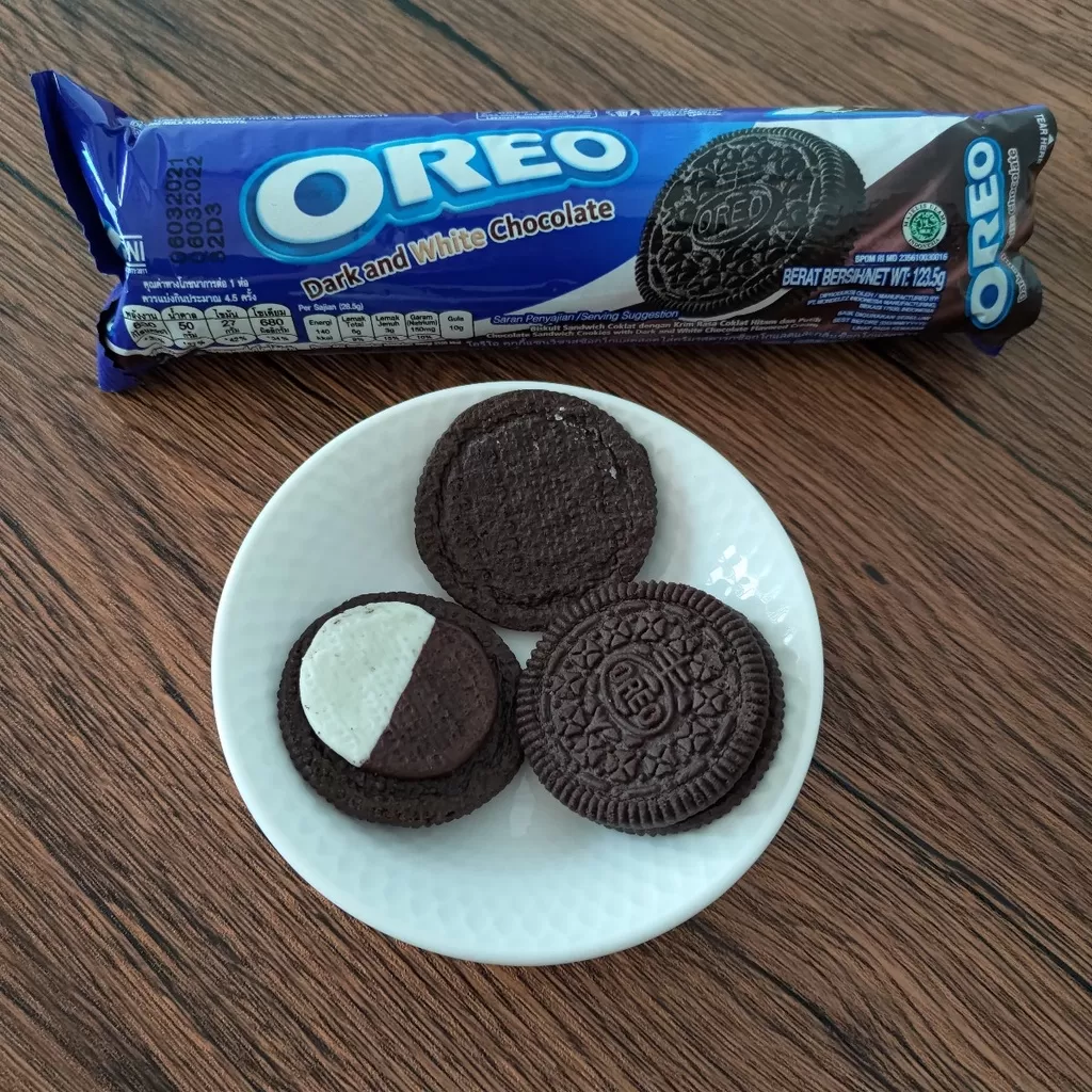 Oreo Cream Dark & White Sandwich Chocolate Cookies 123.5g - image 2