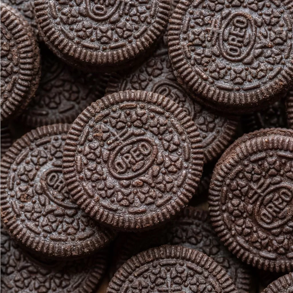 Oreo Cream Dark & White Sandwich Chocolate Cookies 123.5g - image 3