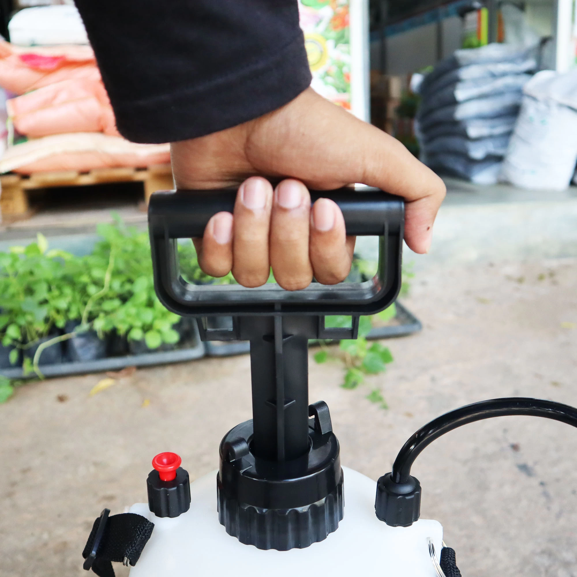 High Quality 4L Manual Pressure Sprayer - image 3
