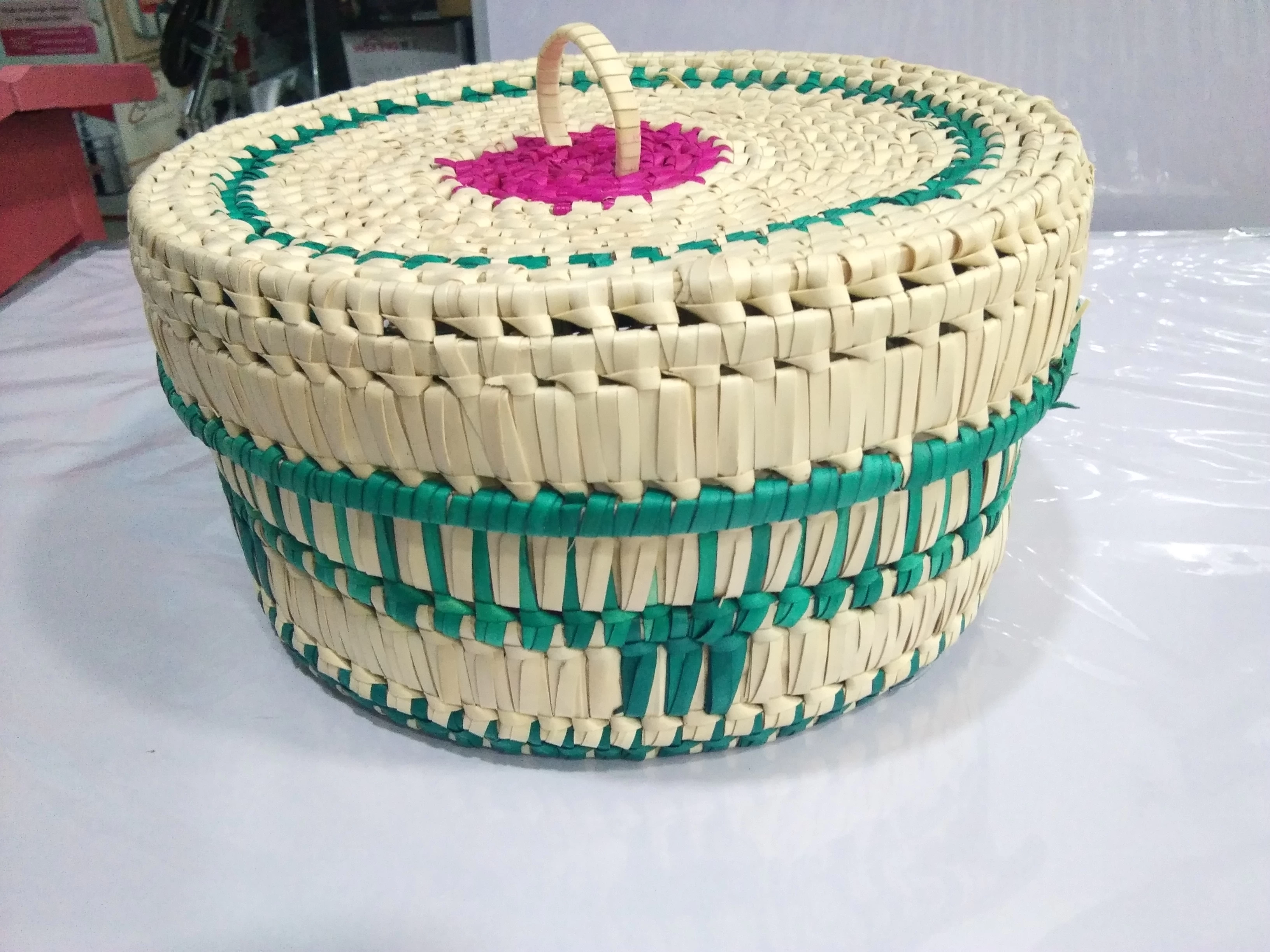 Vevel Round Sweet Box