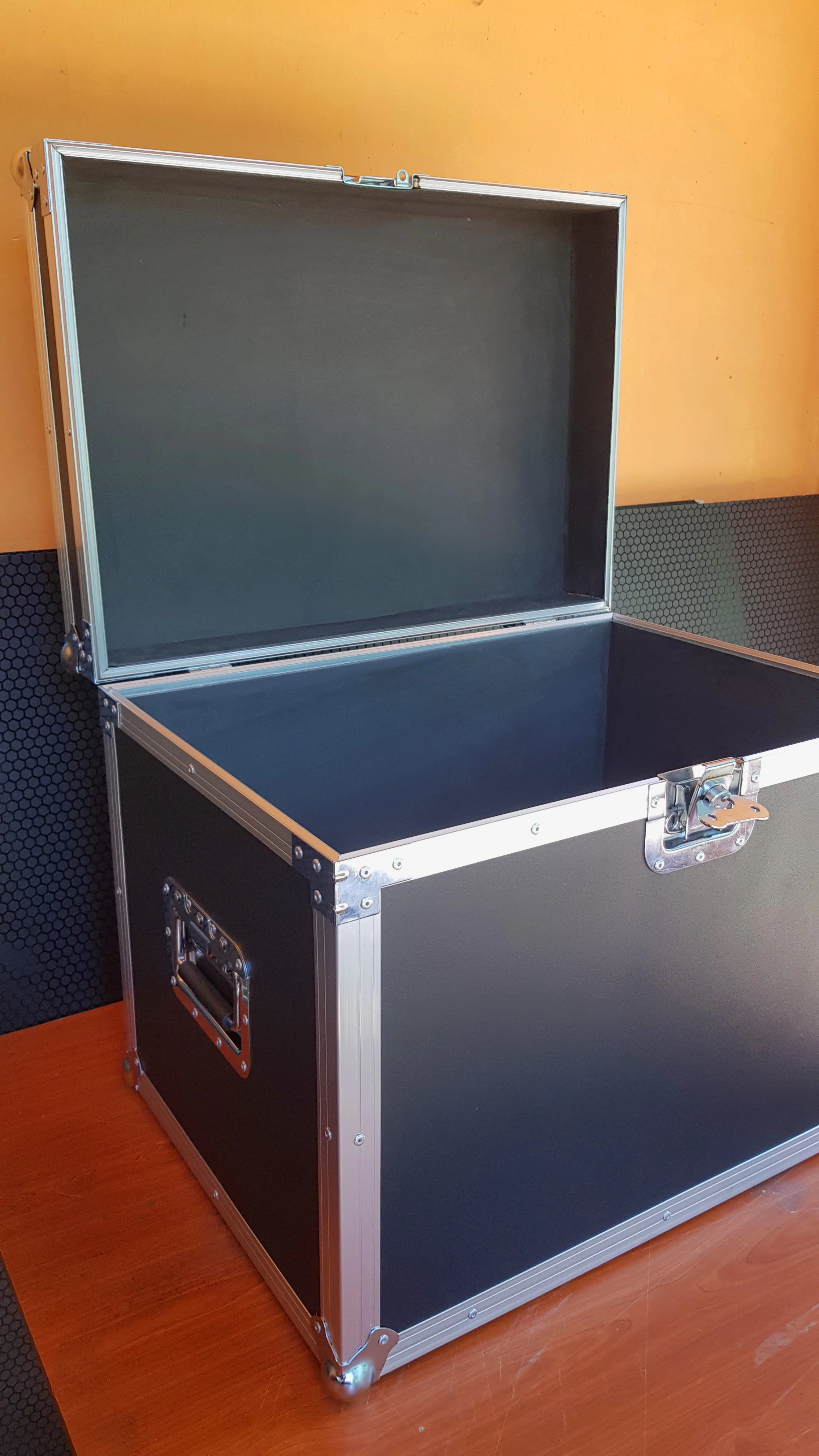 Generic Dj Flight Case for Wire Box & Musical Equipment - image 3