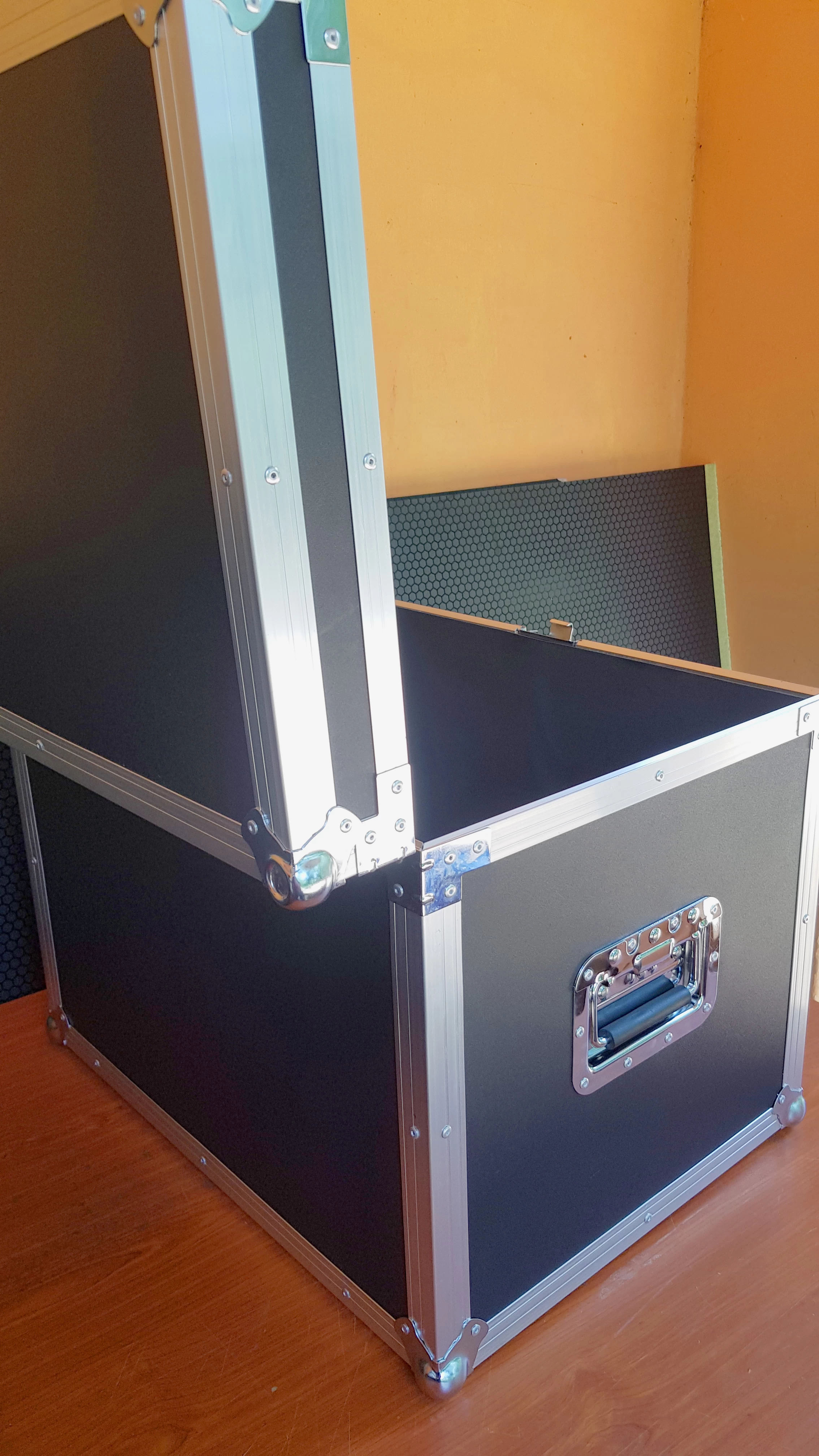 Generic Dj Flight Case for Wire Box & Musical Equipment - image 4