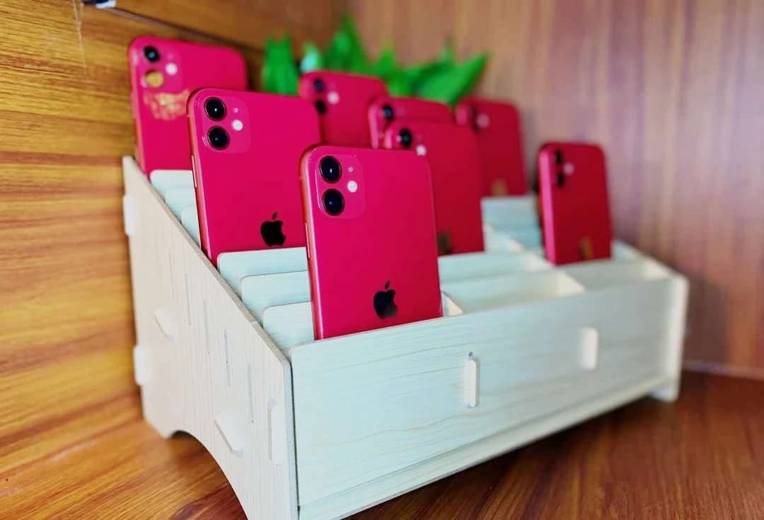 Apple iPhone 11 128GB Red - image 2