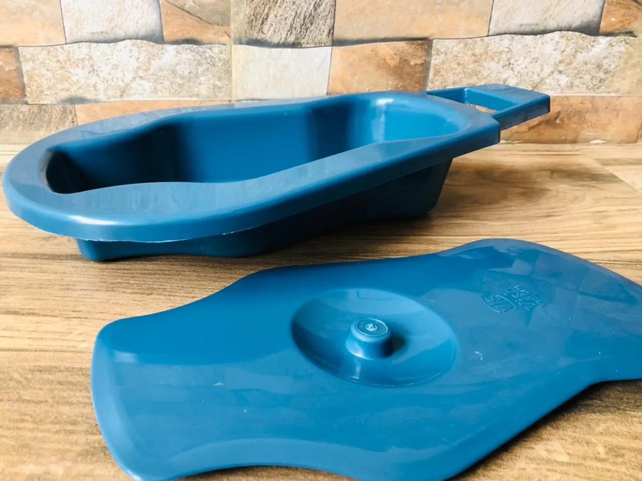 Generic Bedpan with Lid (Plastic) - image 3