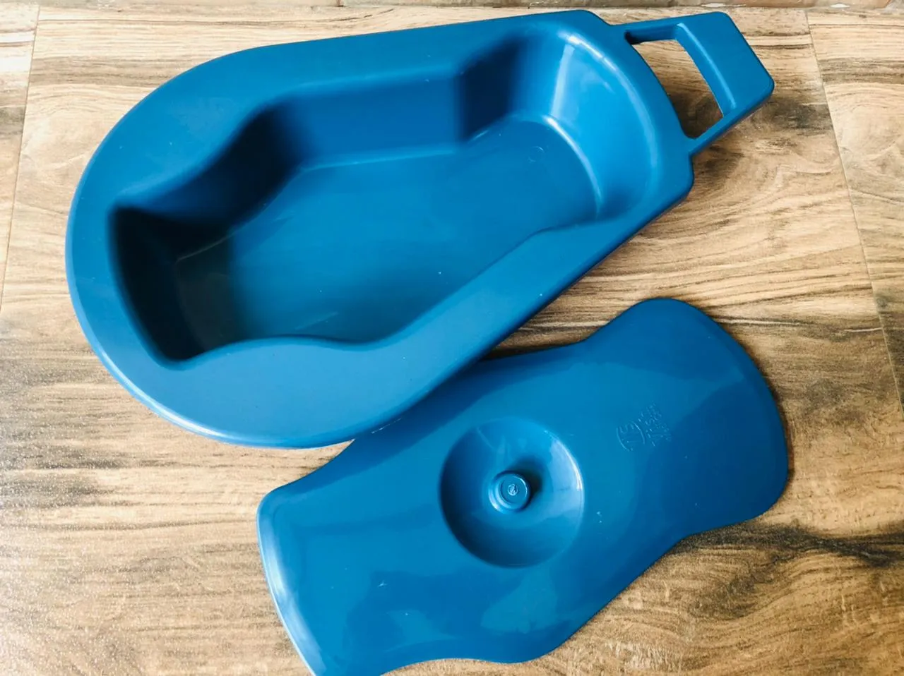 Generic Bedpan with Lid (Plastic) - image 4