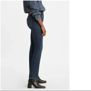 Levis 724 High-Rise Straight Jeans