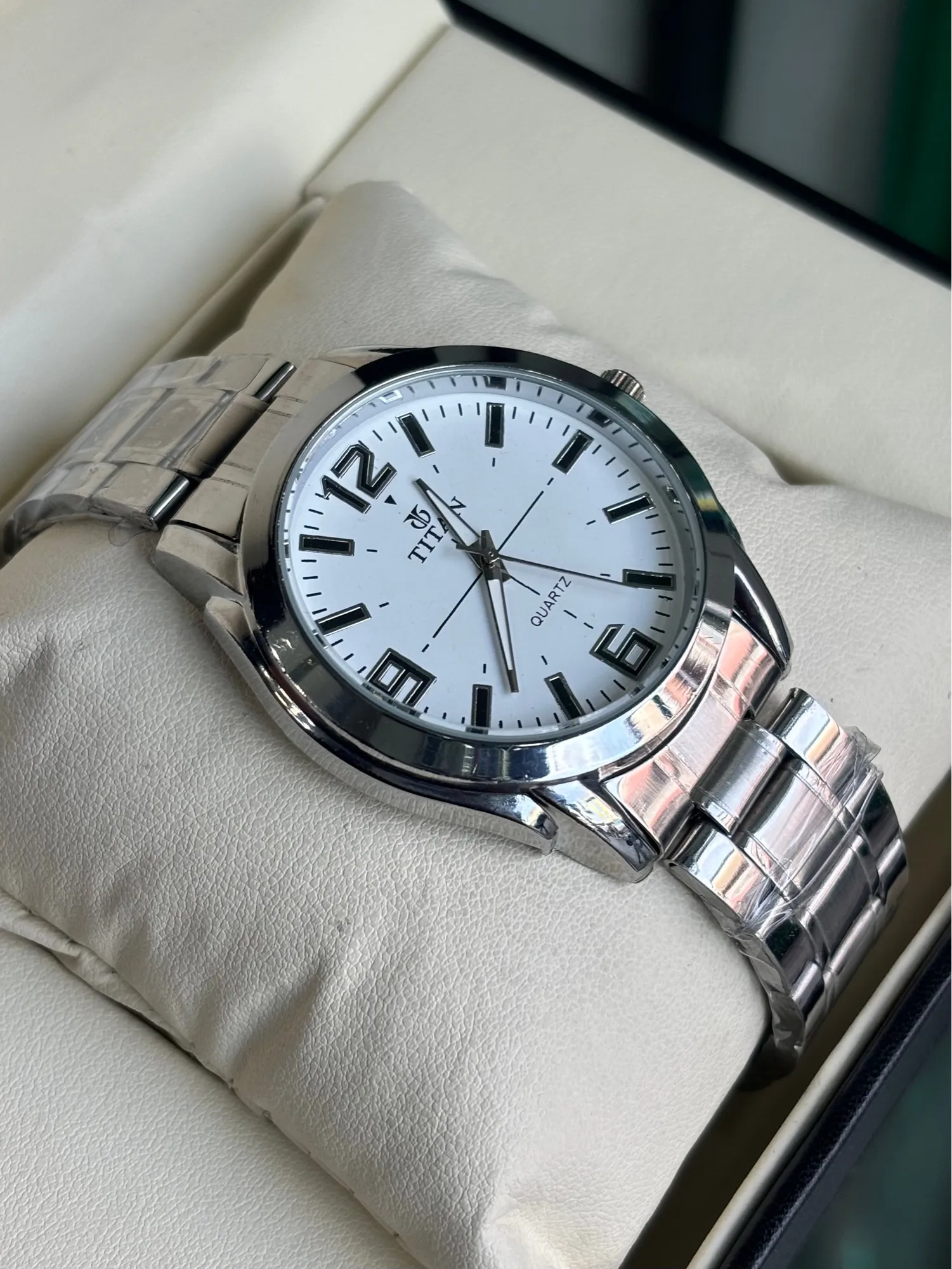 Silver Mens Casual Silver Wristwatch