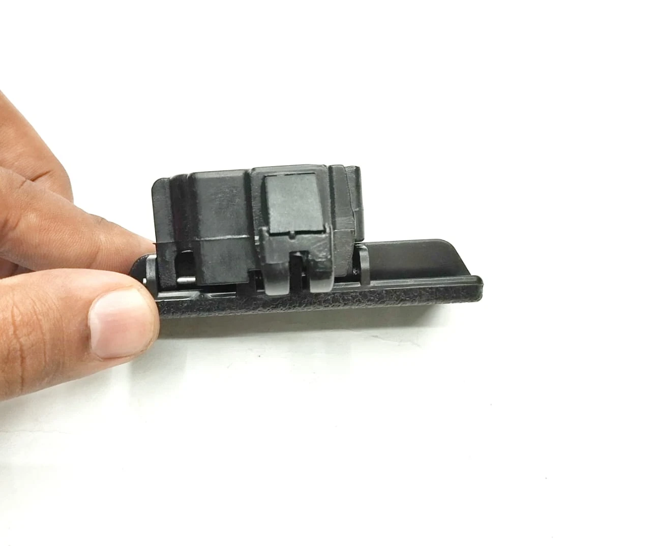 Suzuki Swift / Baleno Glove Box Lid Handle Clip - image 5