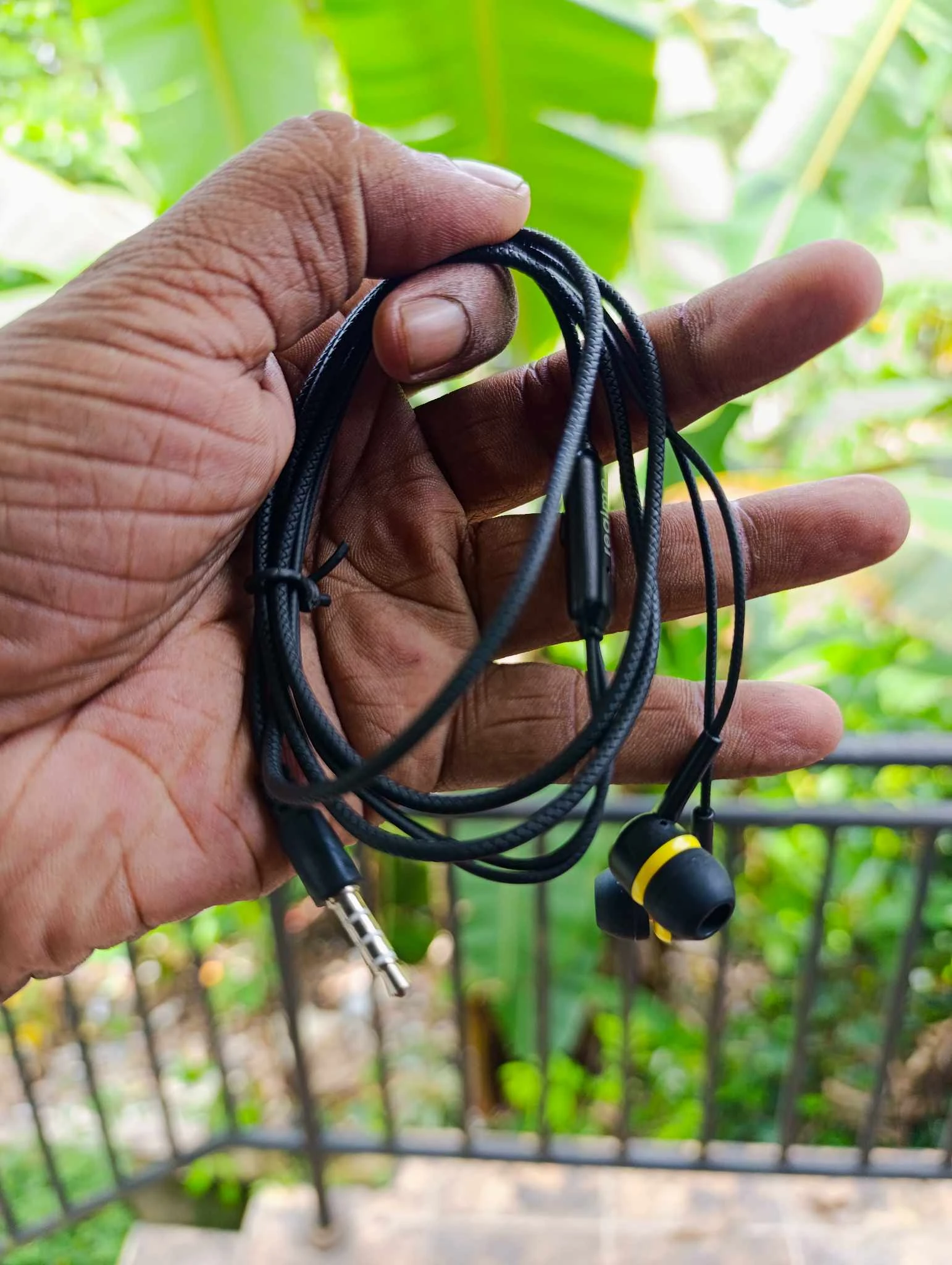 Generic Handsfree with mic 3.5mm for Smartphone/Tab/Laptop - image 4