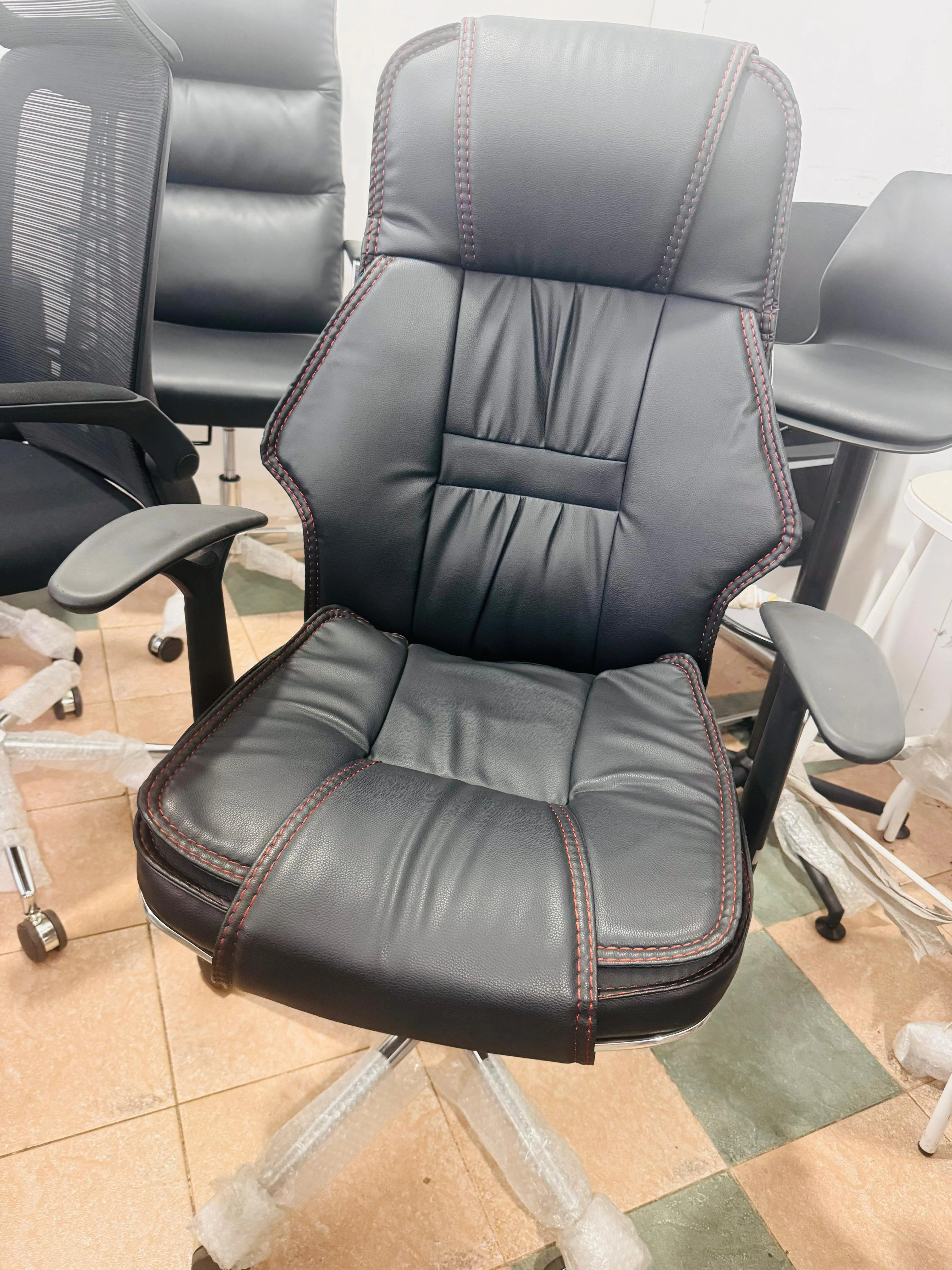 Comfortable Executive Leather High Back office Chair - image 2