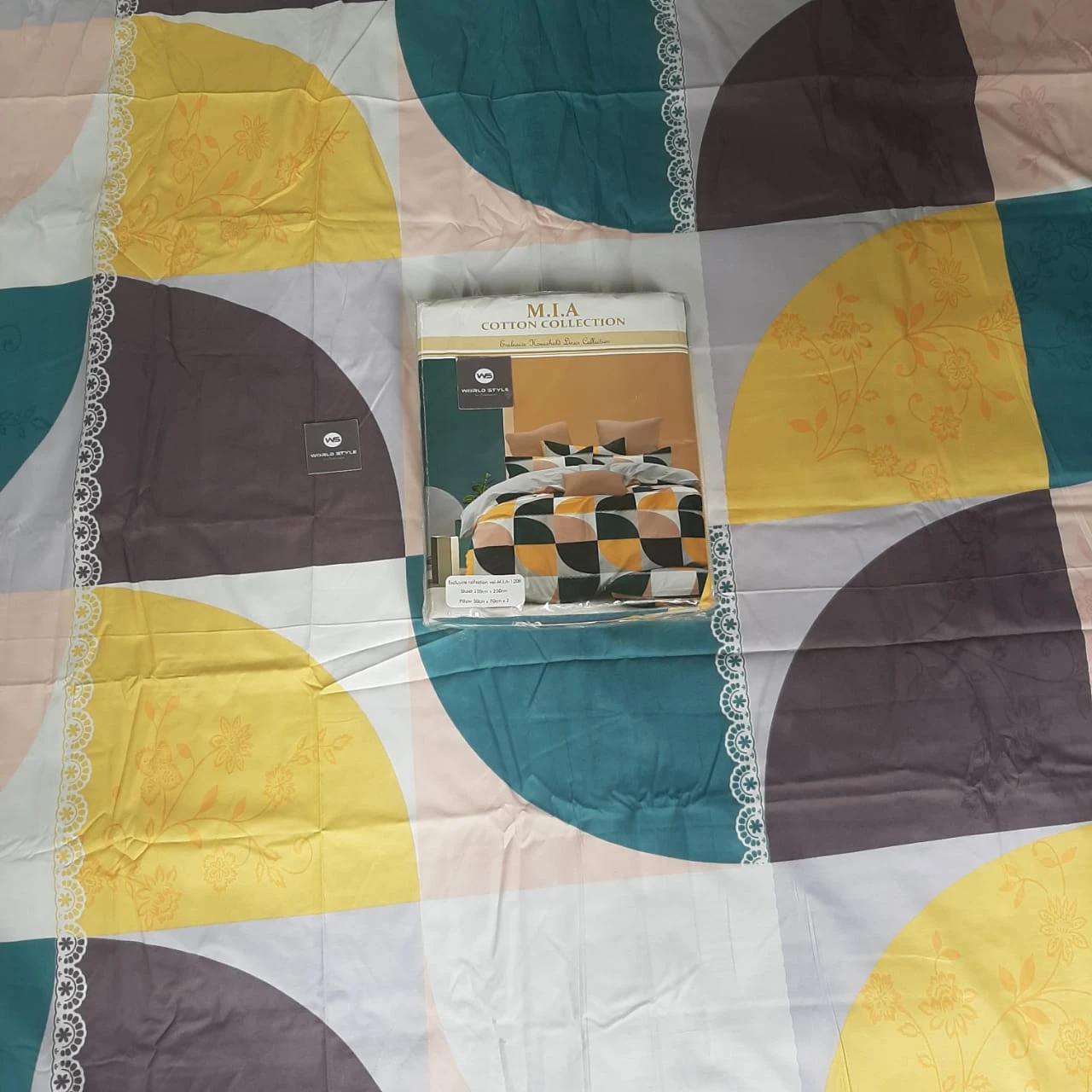 Mia Bedsheets / Bedsheet With 2 Pillow Covers (90 x 100) - image 4