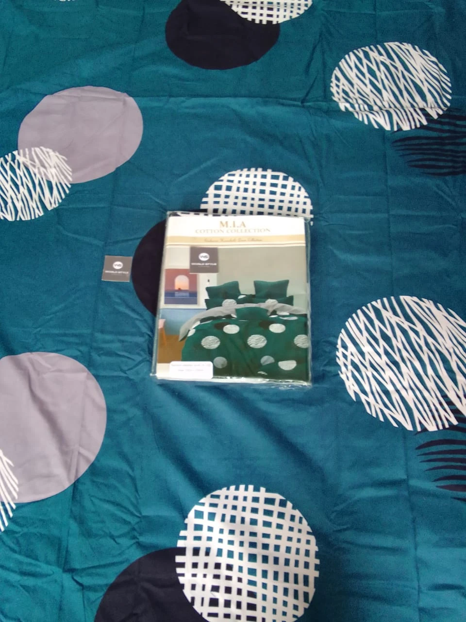 Mia Bedsheets / Bedsheet With 2 Pillow Covers (90 x 100) - image 6