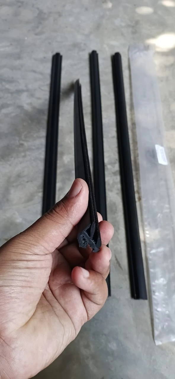 Bolero Cab Door Window Outer Garnish Weather-strip - image 6