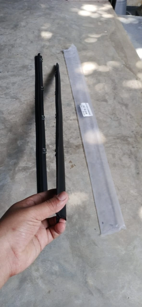 Tata 207 Cab Door Window Outer Garnish Weather-strip - image 3