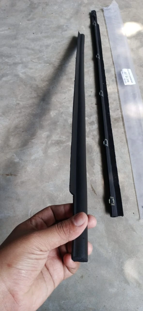 Tata 207 Cab Door Window Outer Garnish Weather-strip - image 2
