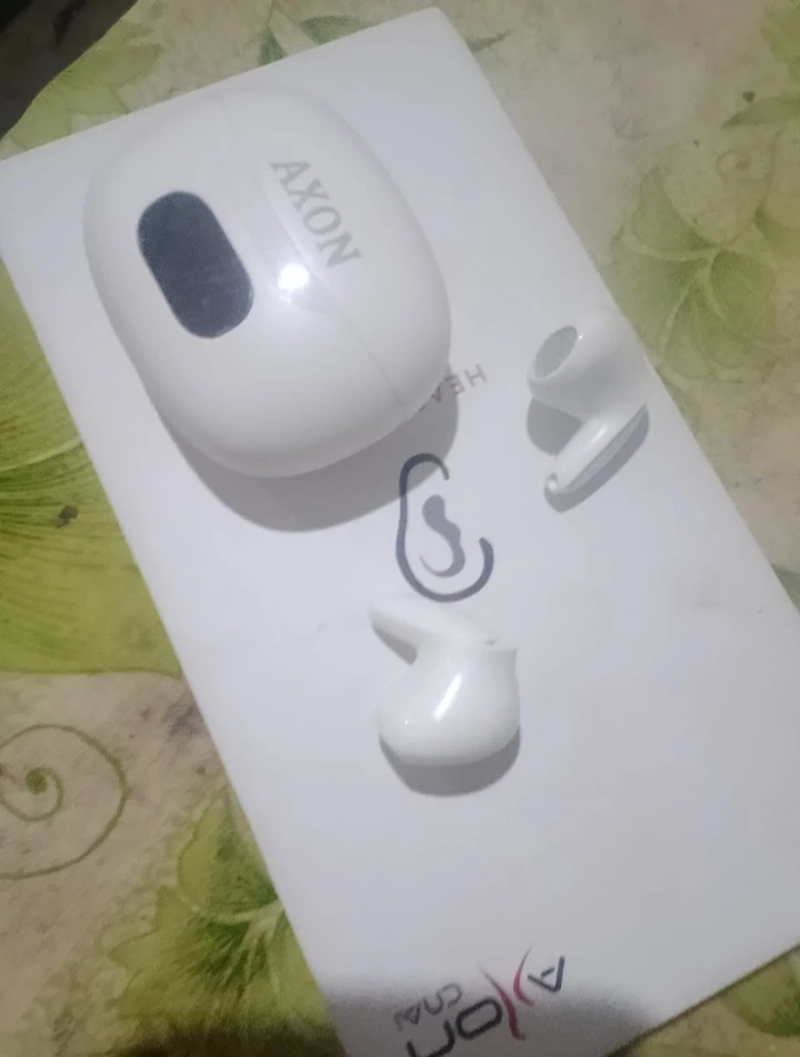 Invisible rechargable hearing aid with charging box