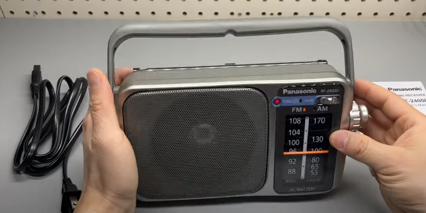 PANASONIC RF-2400D Portable FM/AM Radio - image 2
