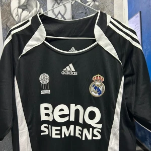 Retro Real Madrid Jersey - Iconic Away (2006/07 Black)